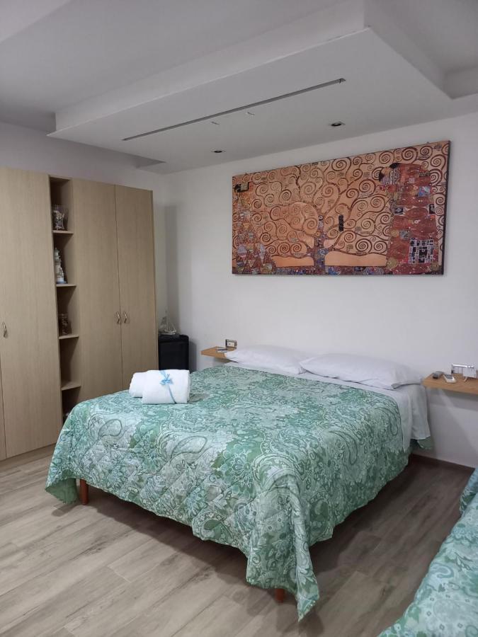 Camera Eden Hotel Формия Екстериор снимка
