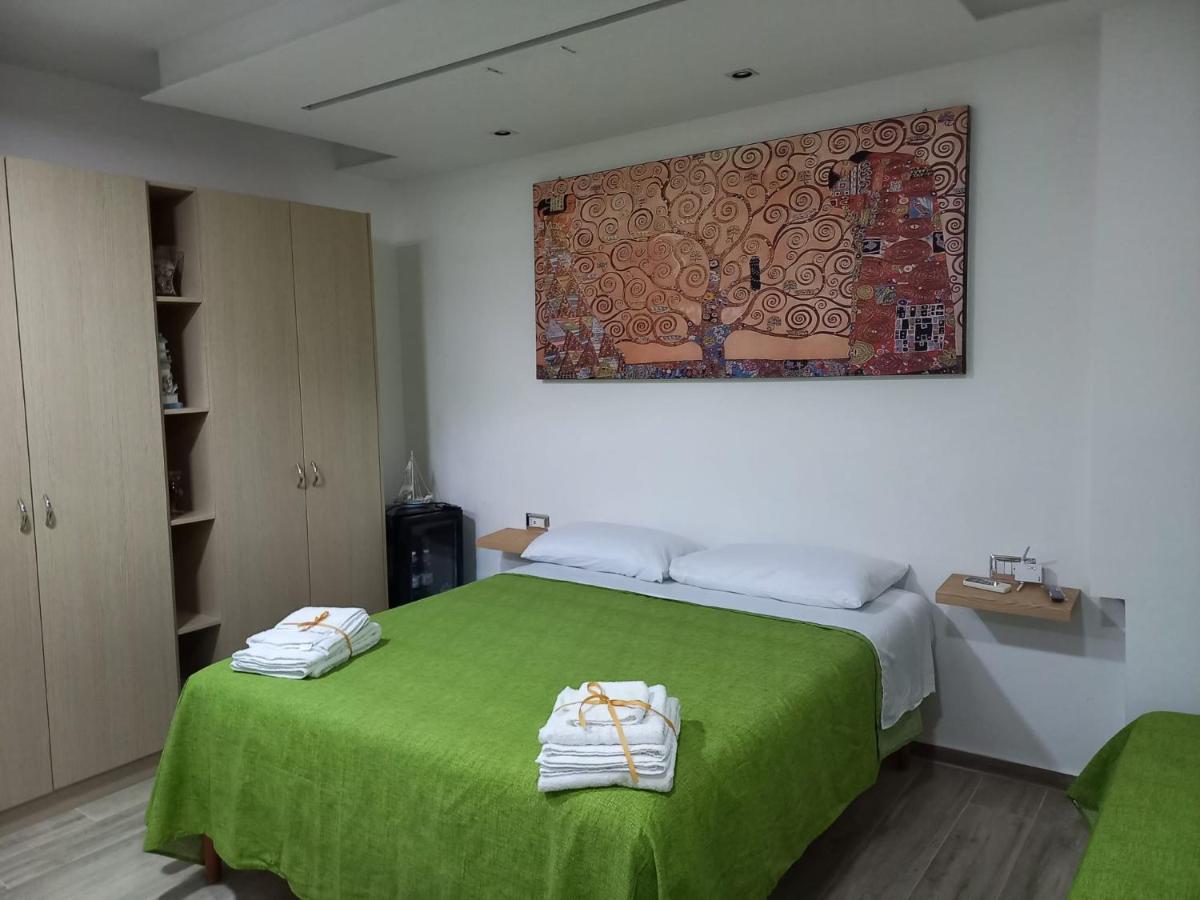 Camera Eden Hotel Формия Екстериор снимка