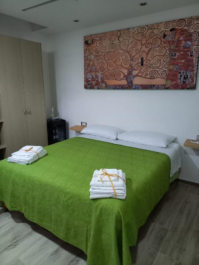 Camera Eden Hotel Формия Екстериор снимка