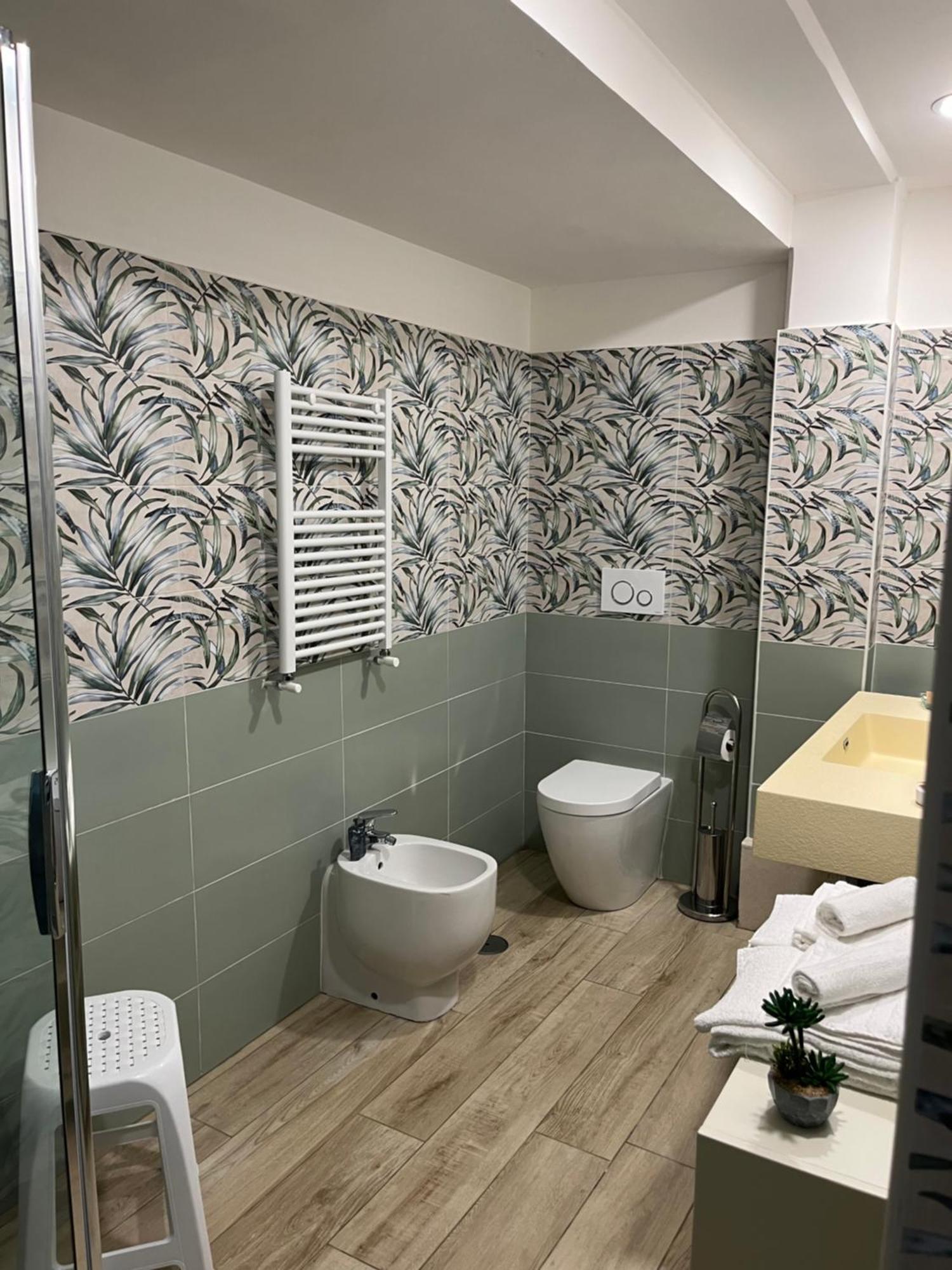 Camera Eden Hotel Формия Екстериор снимка