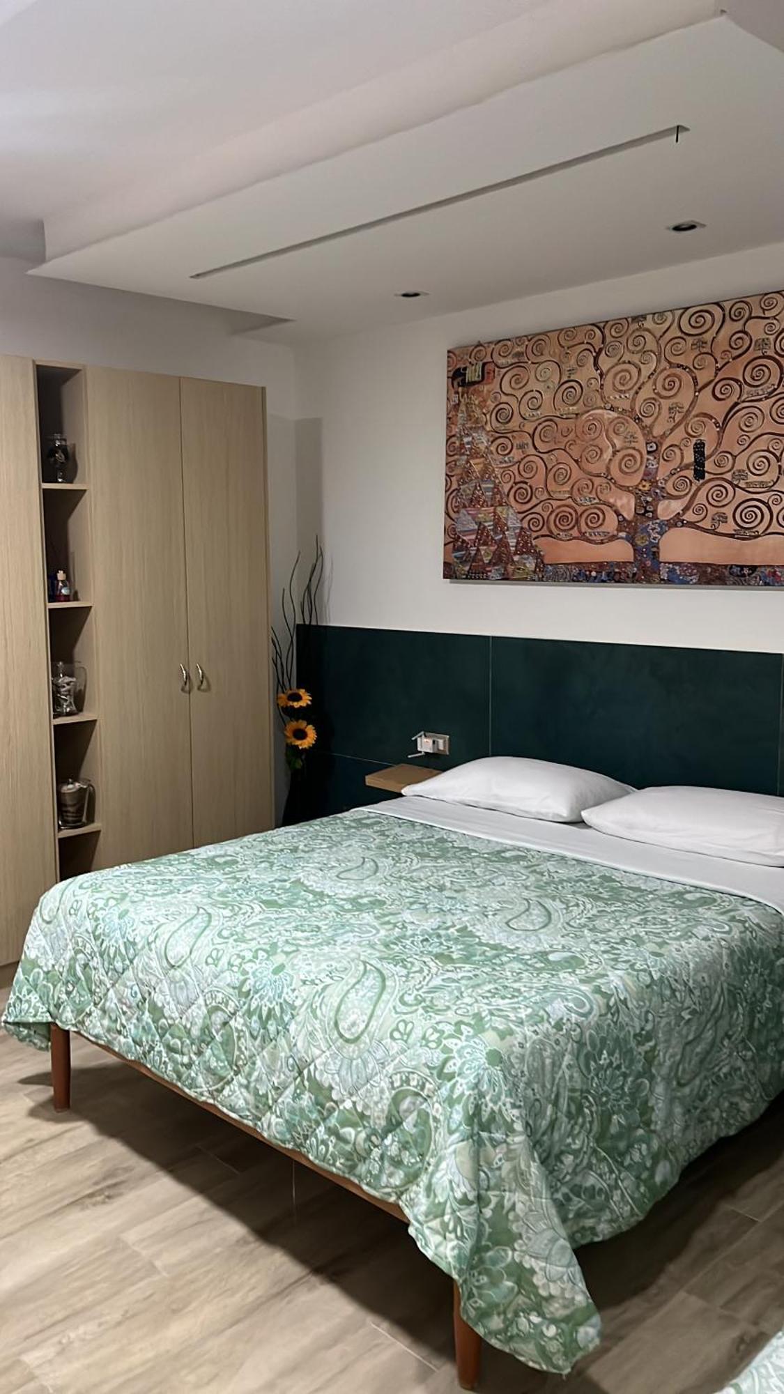 Camera Eden Hotel Формия Екстериор снимка