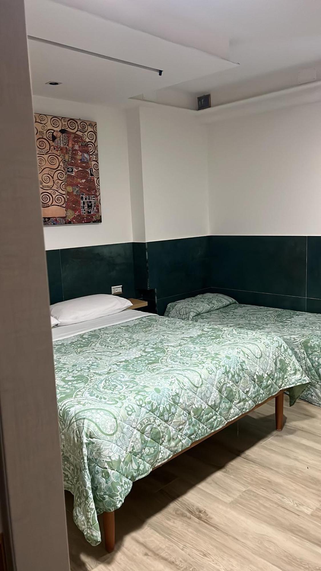 Camera Eden Hotel Формия Екстериор снимка
